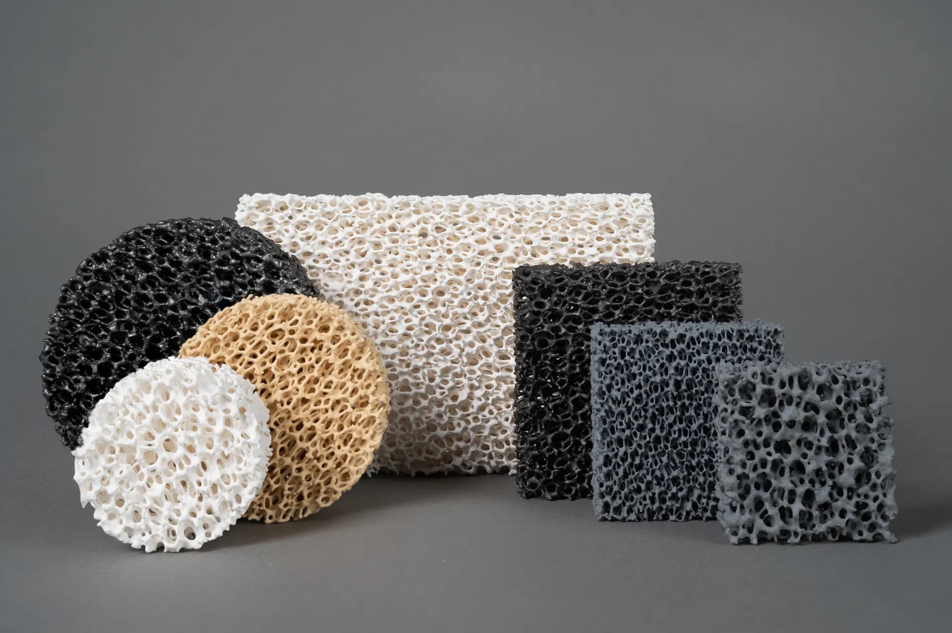 Kolekce keramických pěnových filtrů v různých tvarech a materiálech